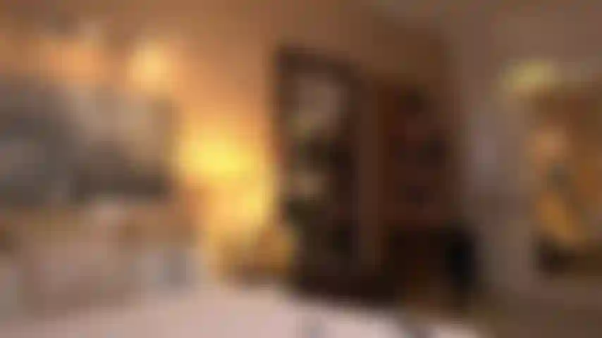 Catturata dal malvagio poliziotto vivi! Tirati fuori dando piacere al suo corpo sexy, mentre tua moglie è legata a guardare l'intera scena!