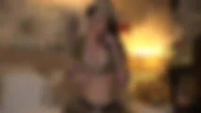 A mio agio, soldato! Senti il dolce succo del tuo sexy capitano dell'esercito che gocciola sulla tua lingua!