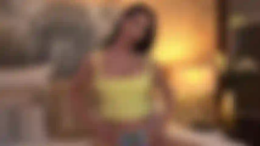 Massaggia i miei enormi seni con la lozione per il corpo e fai scivolare il tuo cazzo tra di loro, finché non ti farò sparare un grosso carico su di loro!