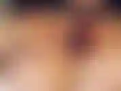 Una scolaretta che si prepara per il suo primo giorno di scuola.