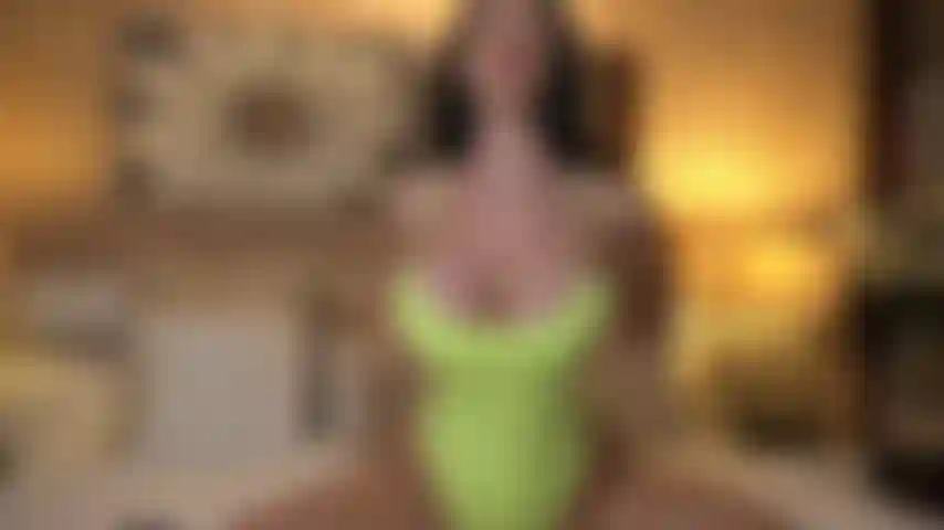 Non indovineresti mai che sono così flessibile! Le mie gambe spaccate ti daranno ogni sorta di idee birichine!