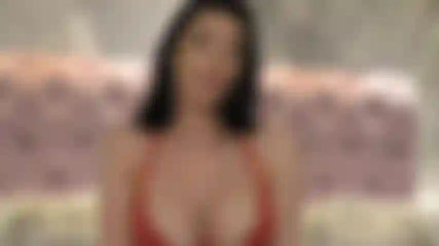 La matrigna che punisce il figliastro per averle rubato la lingerie e avere foto di nudo con lei nel telefono.