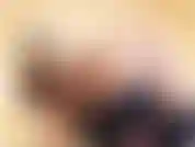 Una calda assistente di volo che raggiunge l'orgasmo durante il volo.