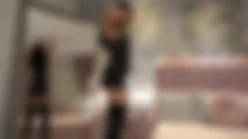 Fantasia in lattice! Esplora e compiace il mio prezioso corpo, dopo che ti ho fatto impazzire con il mio vestito di lattice lucido.