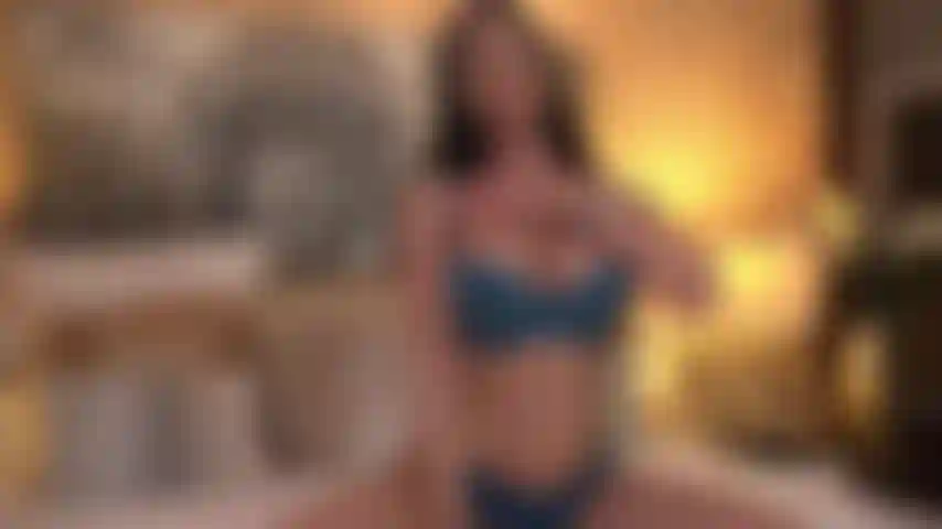 Presa in giro e negata, la tua dea giocherà con la tua mente e metterà alla prova la tua resistenza davanti alle sue curve nude follemente calde...