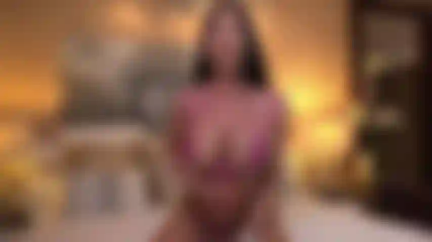 Faresti qualsiasi cosa solo per sentire il mio profumo e toccare il mio corpo perfetto.. I miei grandi seni ti stanno facendo impazzire e tutto ciò di cui hai bisogno ora è adorarli!