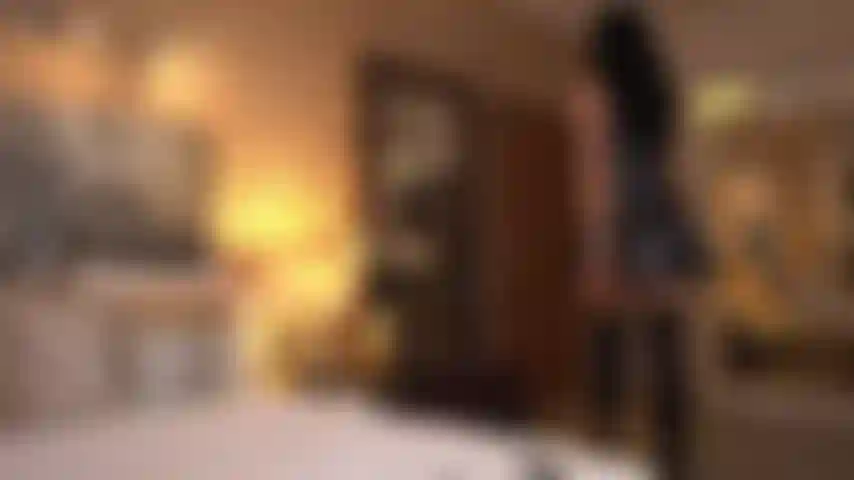 Una segretaria in lattice che fa naufragare il suo capo, che fa tardi a cena con sua moglie, tenendolo occupato con il suo corpo sensuale e pericoloso!