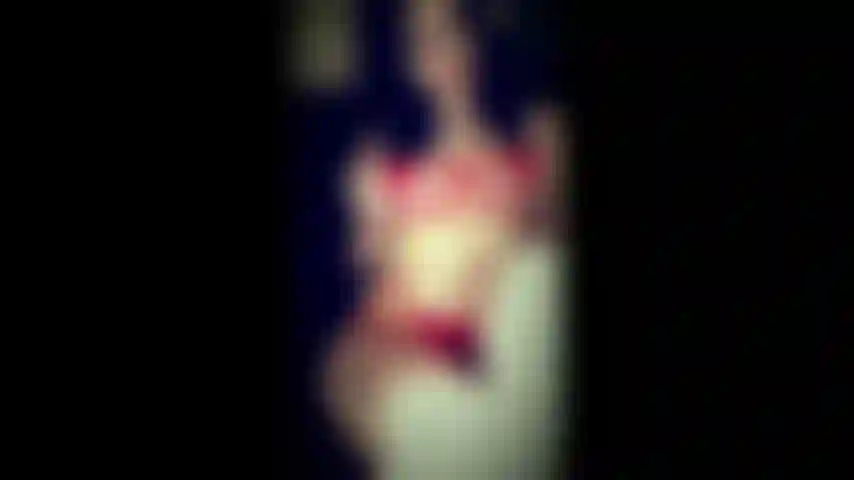 Lingerie rossa: adorami mentre cerco di inzupparmi le mutandine.