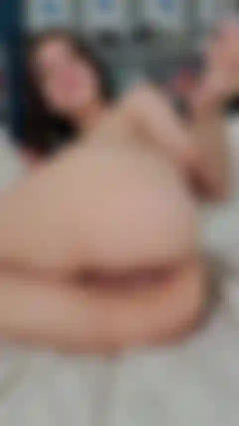 Mi scopo il culo con un giocattolo di vetro trasparente.