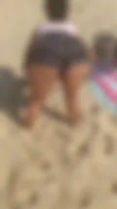 Sono sulla spiaggia.