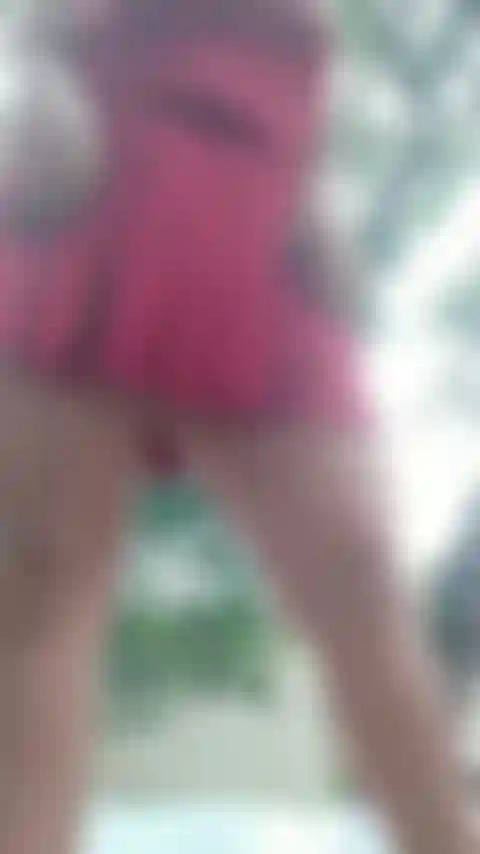 Mostrando la mia figa per il vicino.