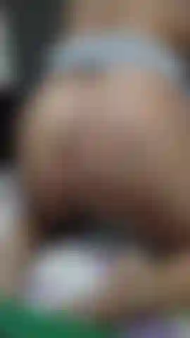 Oscillando, aprendo e mostrando il buco del culo in primo piano.