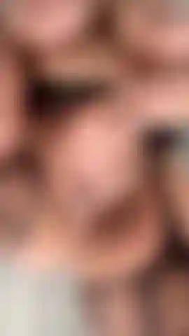 Mi strofino la figa mentre le mie tette rimbalzano su e giù.