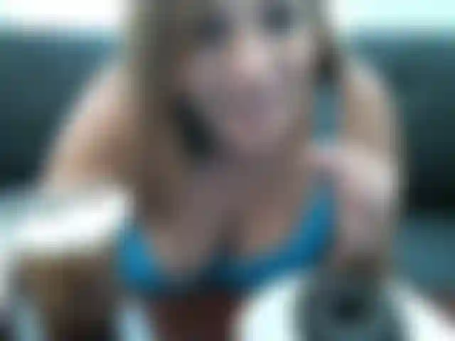 Kim enorme/incinta non riesce a smettere di mangiare. Audio disponibile! Unisciti a lei per una colazione dolcissima che sicuramente la farà diventare così grande! Adora concedersi ciambelle. Dalle da mangiare adesso!