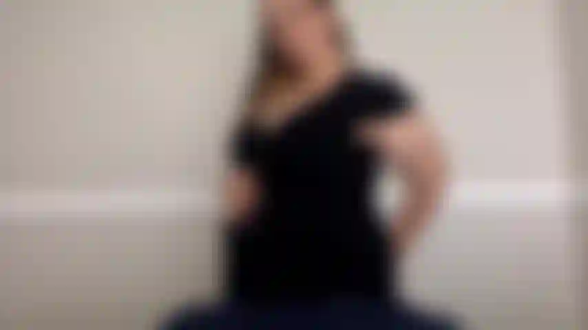 Kim incinta strofina il cuscino con le tette che pendono e il pancione enorme - senza audio.