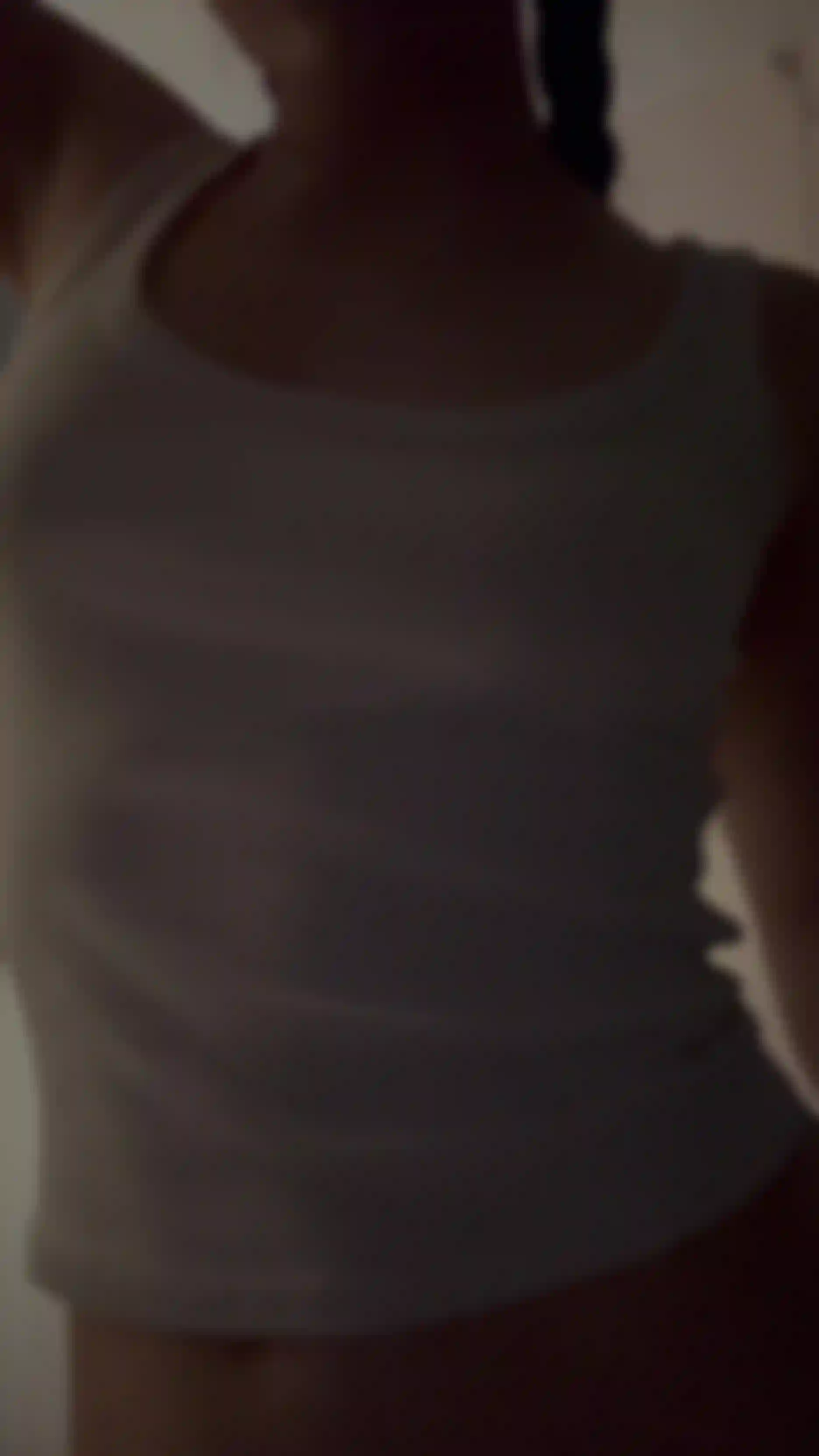 This damn shirt is sticking to my body💦