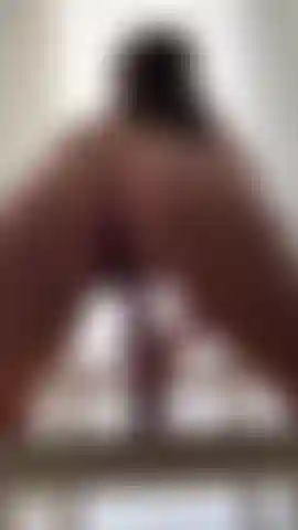 Bwc davanti alla finestra con un punto di vista del culo succoso.