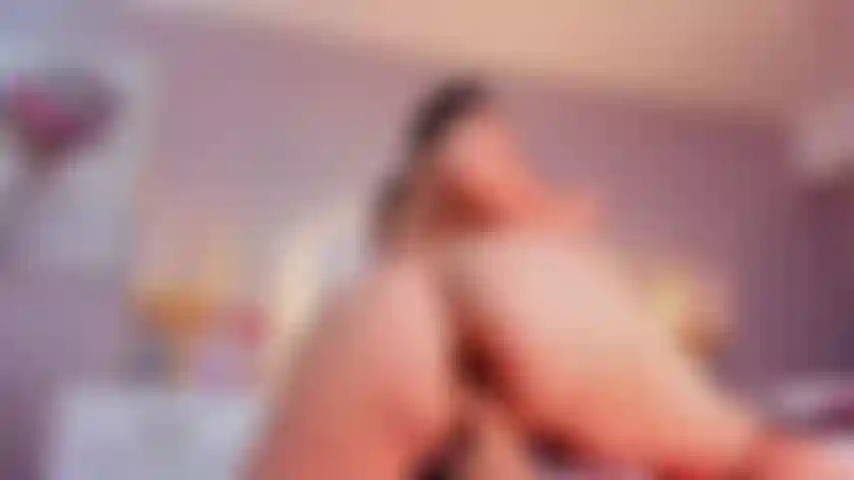 Guardami da dietro, il mio culone rimbalza senza sosta e il tuo cazzo... Più forte che mai.