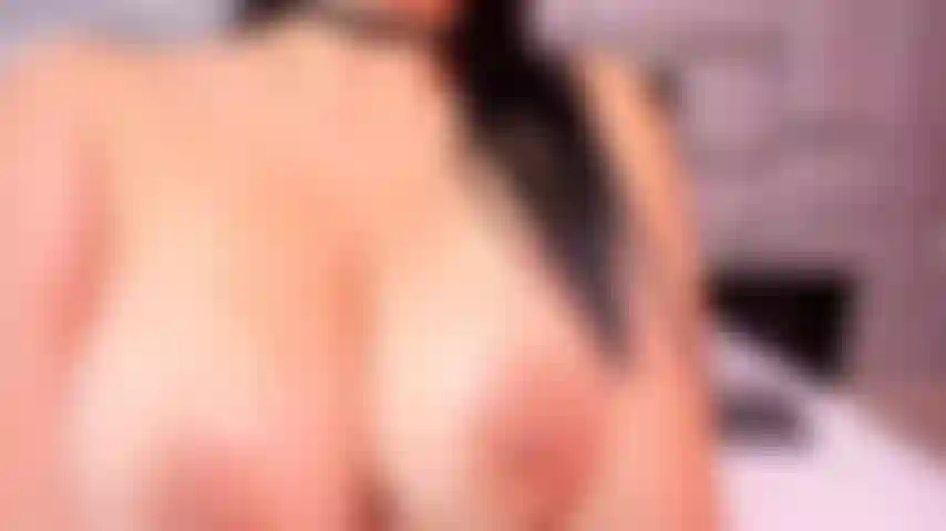 Ti lascerò infilare il tuo grosso cazzo nella mia figa stretta, lo sto già preparando per te...