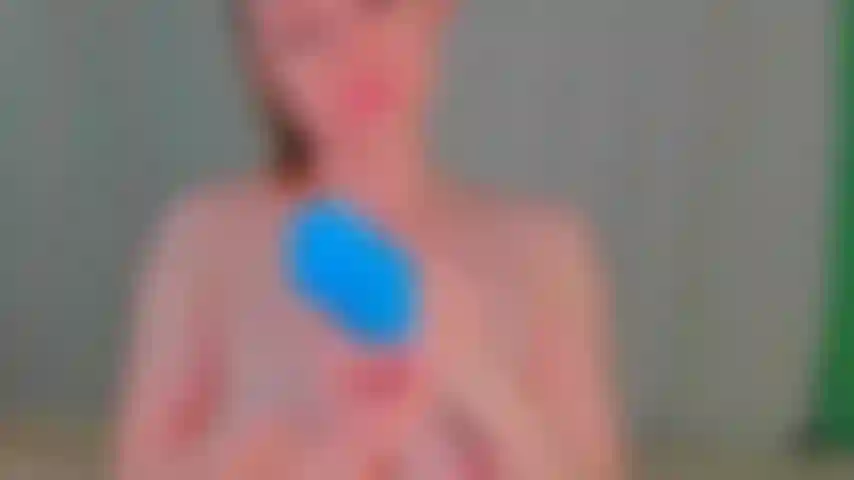 Mi tocco la figa e il culo indossando guanti di lattice medicali.