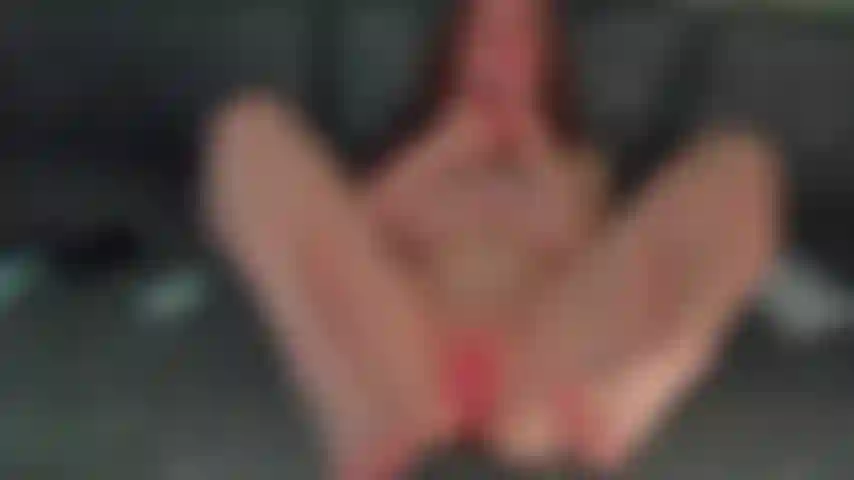 Mi scopo la figa con un dildo.