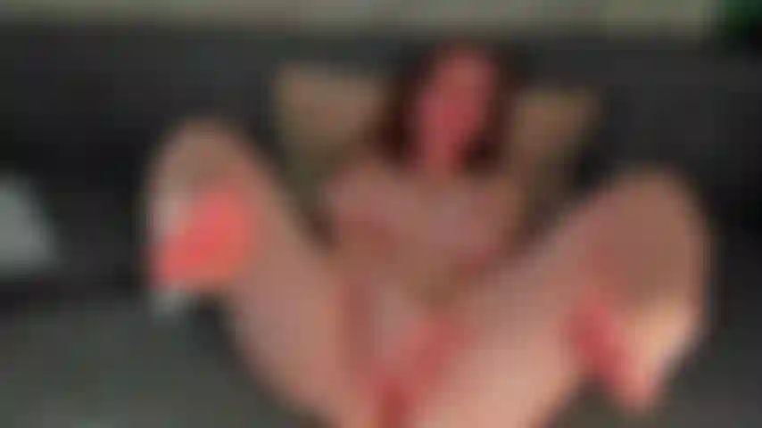 Adoro i giochi con la figa e il feticismo dei piedi.