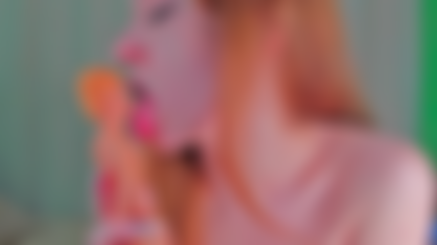 Feticista della macrofilia e della bambola ken.