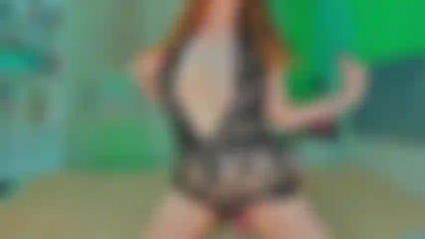 La fica gioca con un grosso giocattolo di vetro.