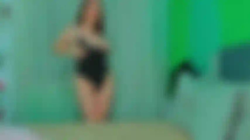 Uno spogliarello sensuale, un bel pompino e una calda scopata con un vibratore da cowgirl.