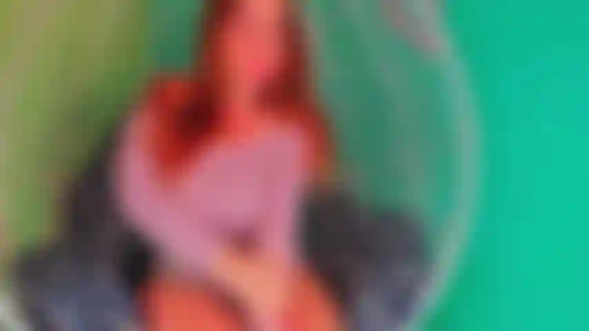 Mi scopo la figa con un vibratore nero su una sedia sospesa.