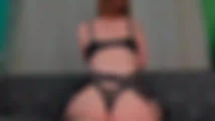 Sensuale che si strofina sui cuscini.