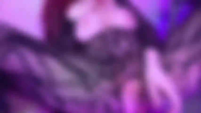 Una pornostar goth formosa che scopa la figa pelosa e bagnata con un dildo di vetro rosa in un body di pizzo nero senza cavallo.