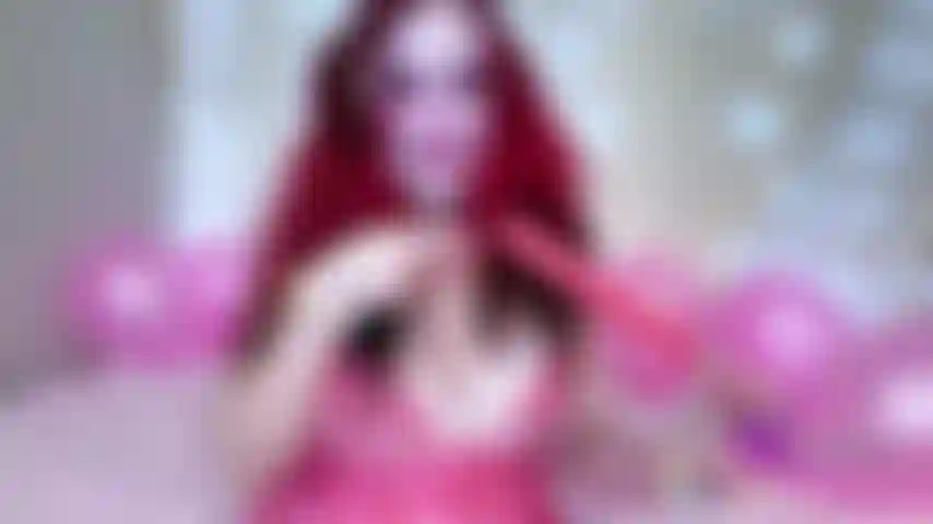 Una clown pornostar che succhia e scopa un dildo dolce e appiccicoso.