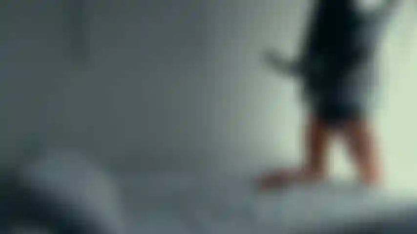 Una latina porca che gioca mentre non c'è nessuno a casa.