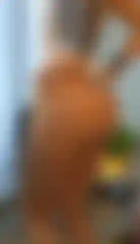 Succhia il tuo cazzo duro finché non ti bagni per sedertici sopra.