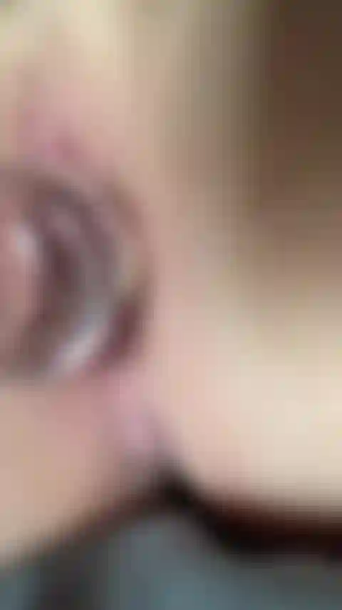Vibratore e sperma con un giocattolo nella figa stretta.