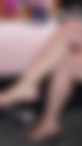 Con i tacchi penzolanti.