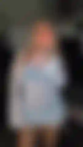 Fumi una sigaretta con me? Mi sono vestita tutta elegante per te xoxo.