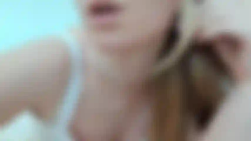 4. Lecca le dita e gioca con le labbra.