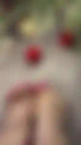 9. Per favore, vieni sui miei piedi.