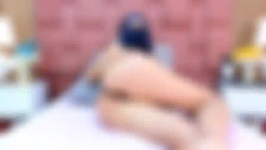 Mi scopo la mia figa stretta con un dildo, immaginando che sia tu ad ogni spinta.
