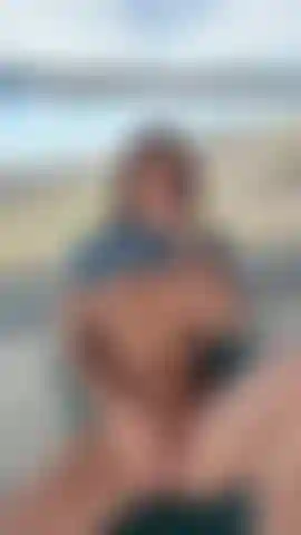 Con le labbra che stuzzicano.