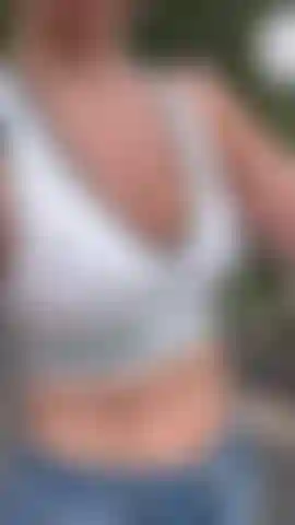 Camminata saltellante nell'aria fresca.. Stile reggiseno sportivo.