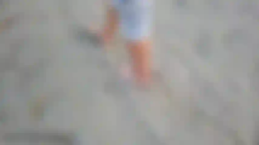 Piedi e dita nella sabbia che camminano per le scale.
