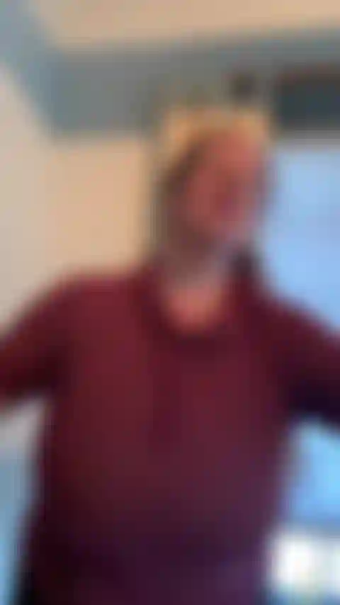 Grandi tette che rimbalzano sull'ellittica.