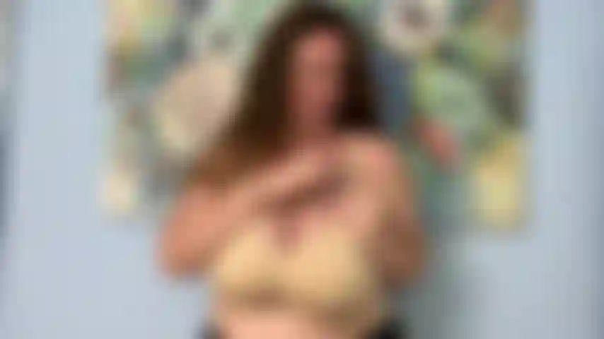 Stuzzicando i miei grandi capezzoli lattiginosi.