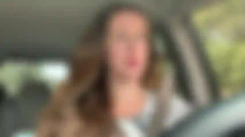 La telecamera nascosta dell'auto sorprende la mamma che rutta senza sosta.