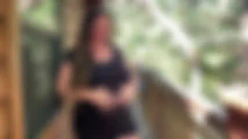Mostrando il mio corpo incinta.