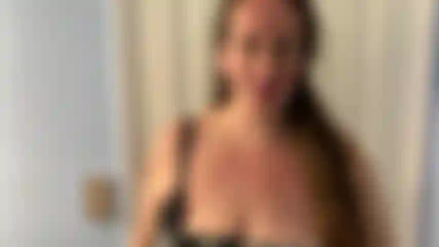 La milf che allatta sgattaiola fuori il latte.