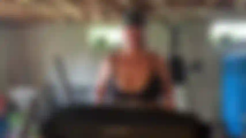 Faccio jogging sul mio tapis roulant in topless.